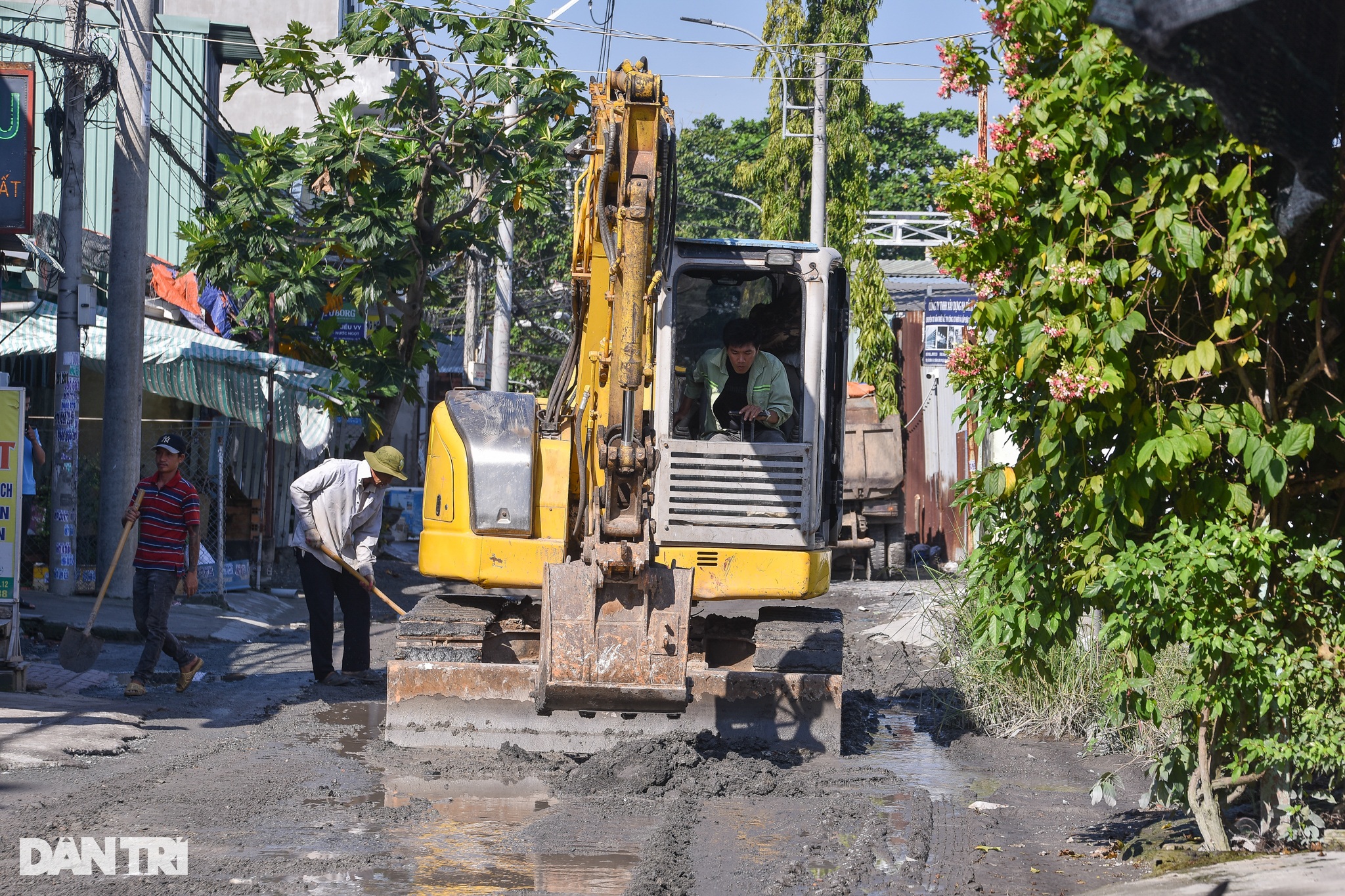 Khởi công sửa chữa con đường ngập nửa năm chưa rút ở TPHCM - 1