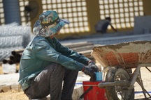 TPHCM: Đề xuất chi 100 tỉ đồng giúp lao động làm bảo vệ, giúp việc, thợ hồ