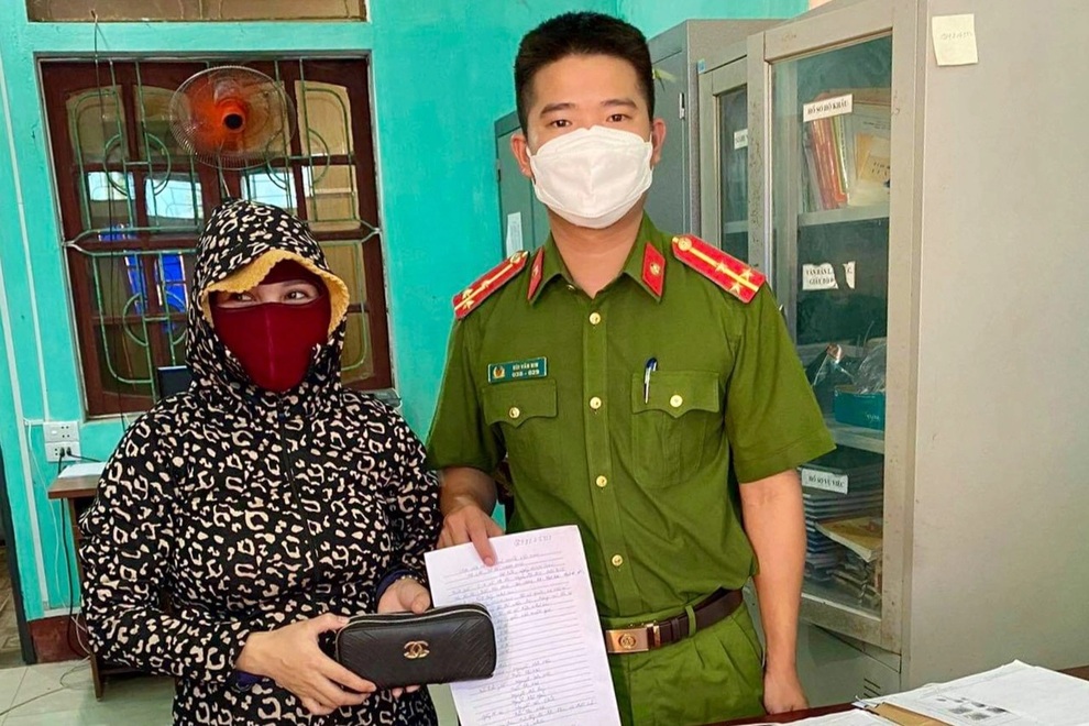 Hai chiến sĩ công an nhặt được gần 10 triệu đồng tìm trả lại người đánh rơi - 1 Hai chiến sĩ công an nhặt được gần 10 triệu đồng tìm trả lại người đánh rơi - 1