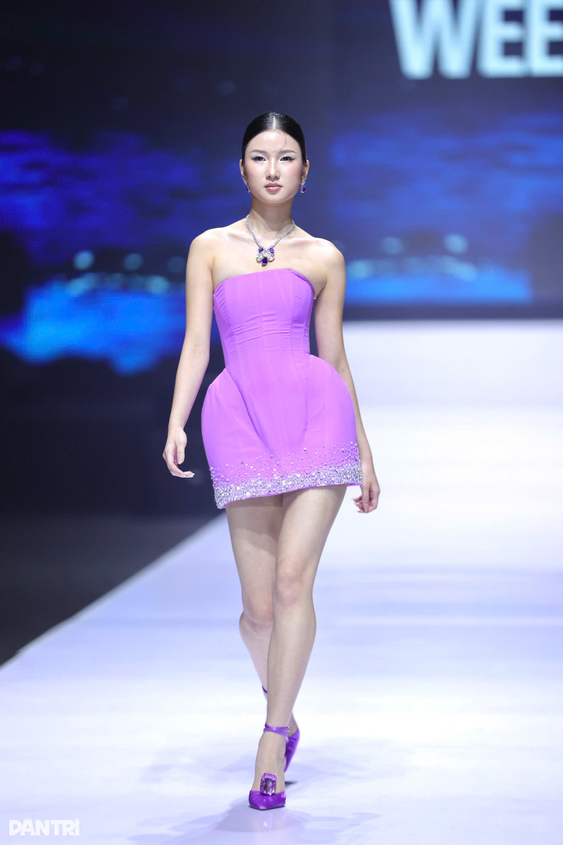 Lan Khuê nói về đam mê hàng hiệu và bí quyết tỏa sáng trên sàn diễn - 7 Lan Khuê nói về đam mê hàng hiệu và bí quyết tỏa sáng trên sàn diễn - 7