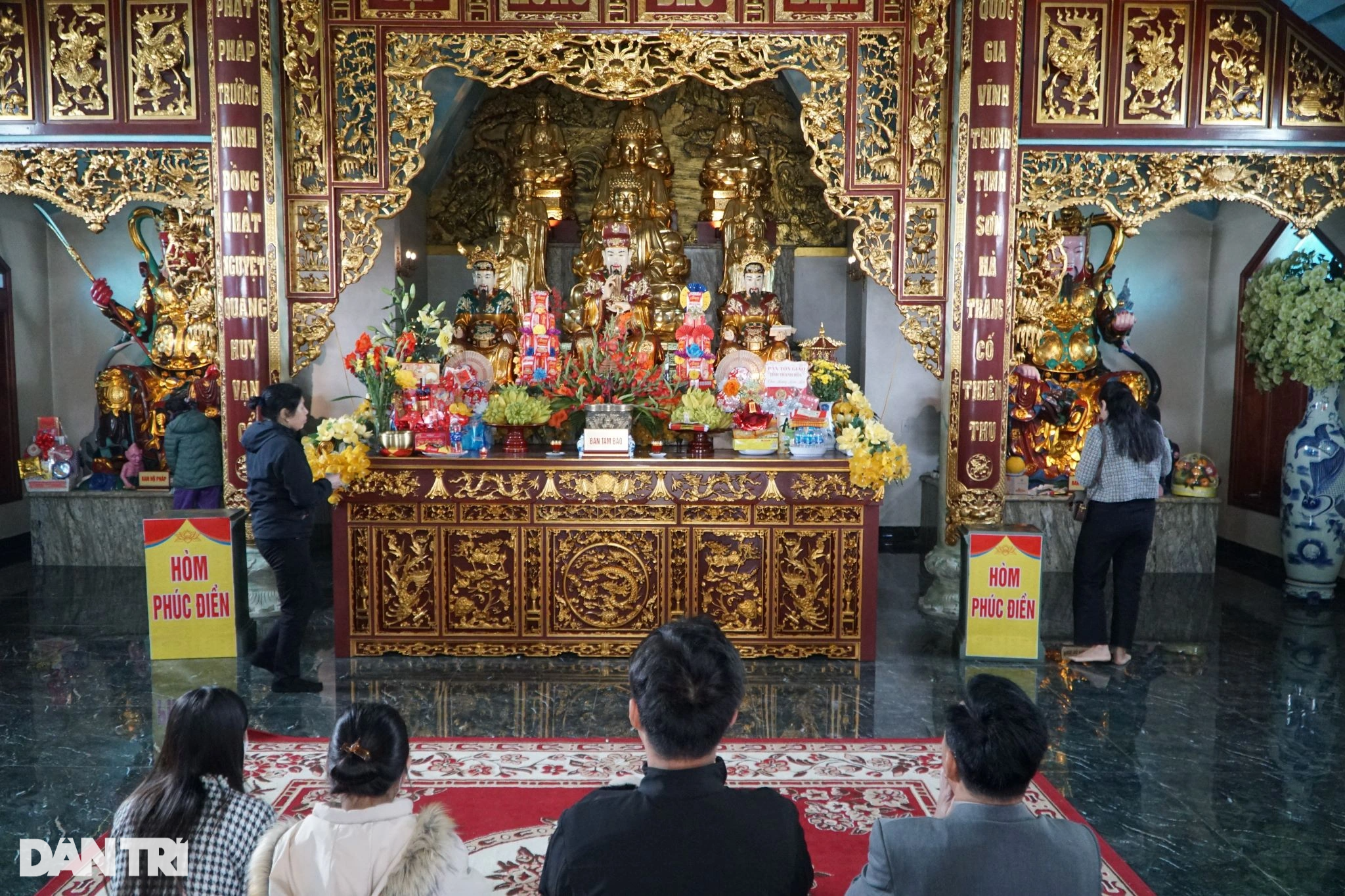 View - Du khách rải tiền lẻ vào bộ xương cá voi ở ngôi chùa thiêng nơi cửa biển | Báo Dân trí