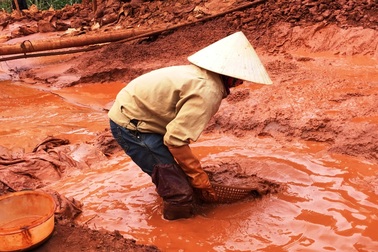 Những phận gái còng lưng mưu sinh ở vùng nguy hiểm