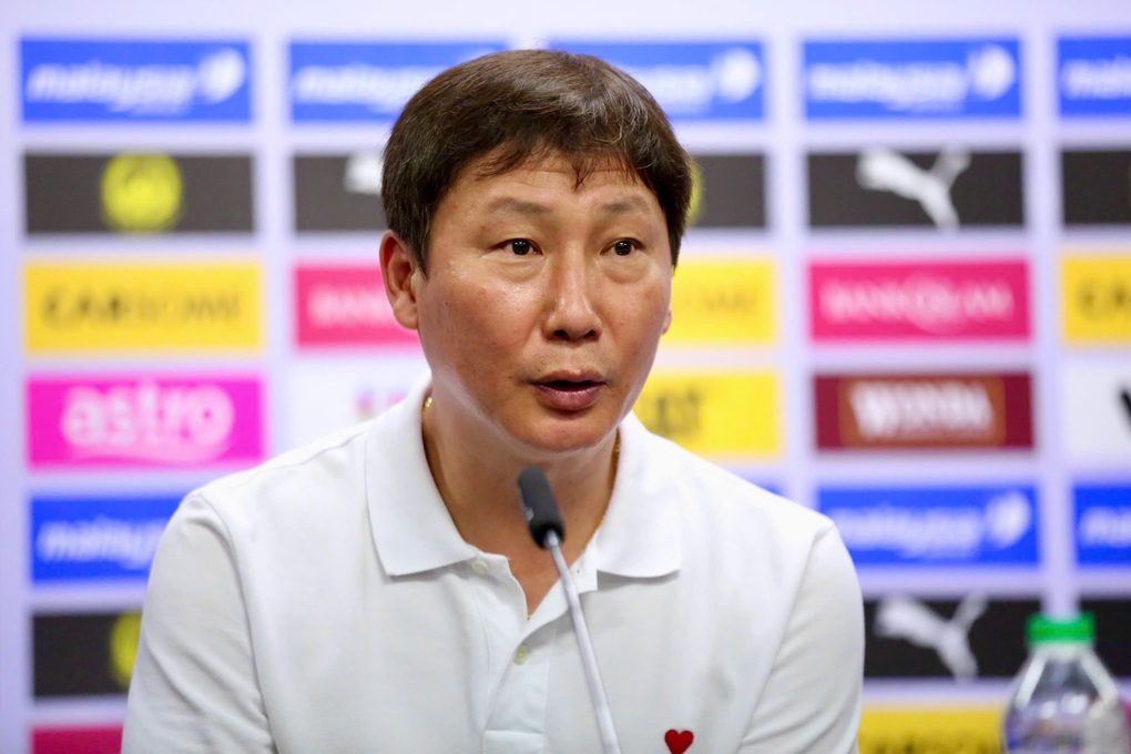 HLV Kim Sang Sik: Tôi bất ngờ về chất lượng cầu thủ nhập tịch Malaysia - 1 HLV Kim Sang Sik: Tôi bất ngờ về chất lượng cầu thủ nhập tịch Malaysia - 1