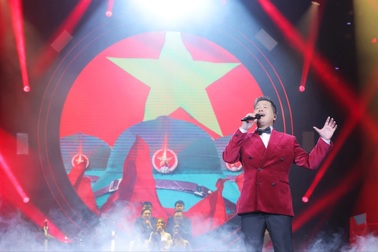 Liveshow "Tổ quốc gọi tên mình": Đăng Dương bất ngờ trẻ hóa nhạc đỏ