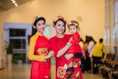 Hồng Quế bế con gái trình diễn áo dài cho Hoa hậu Ngọc Hân