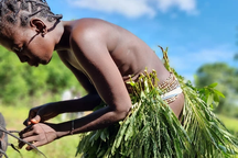 Du khách Việt sửng sốt tới thăm bộ lạc hẻo lánh nơi phụ nữ mặc lá thay quần