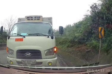 Xe tải suýt gây tai nạn vì vượt ẩu ở góc cua trên đường đèo