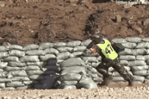 Binh sĩ Trung Quốc suýt chết vì tuột tay làm rơi lựu đạn