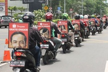 Không chạy xe ôm, đi xe máy vẫn có thể kiếm tiền