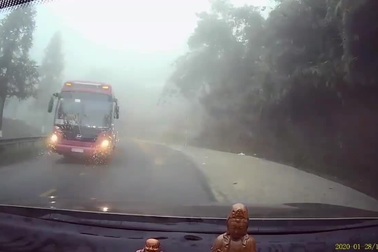 Suýt gây tai nạn vì vượt ẩu trên đường đèo mù sương