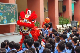 Trường học ở TPHCM lì xì học trò, phụ huynh ngày đầu năm