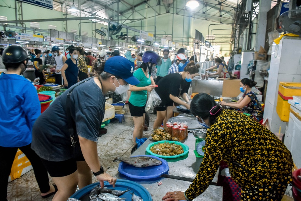 Đà Nẵng tính áp dụng ai ở đâu ở yên đó, người dân đổ xô đi mua thực phẩm - 5 Đà Nẵng tính áp dụng ai ở đâu ở yên đó, người dân đổ xô đi mua thực phẩm - 5