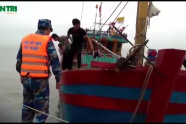 Cứu sống 6 người trên thuyền bị trôi dạt trên biển