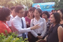 Phó Thủ tướng Vũ Đức Đam cùng học sinh hát vang bài quốc ca ngày khai giảng