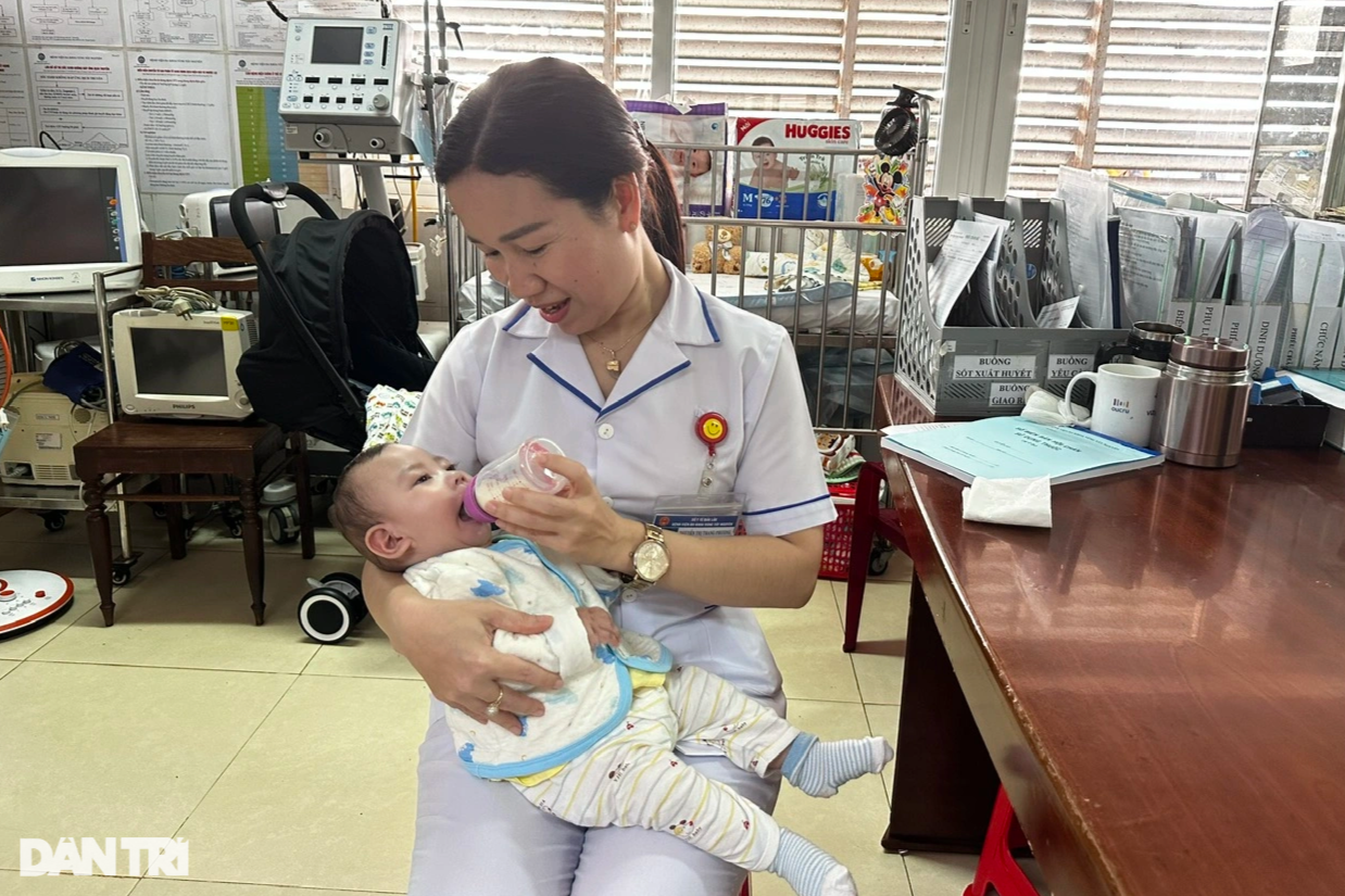 Cậu bé bại não hồi sinh kỳ diệu nhờ 54 bố mẹ mặc áo blouse trắng - 3 Cậu bé bại não hồi sinh kỳ diệu nhờ 54 bố mẹ mặc áo blouse trắng - 3