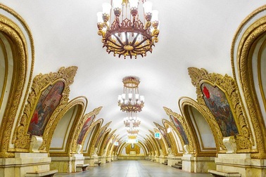 Vẻ đẹp nguy nga như cung điện của các ga tàu điện ngầm ở Moscow, Nga