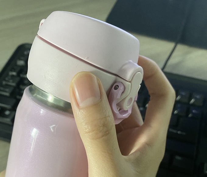 Chiếc cốc giữ nhiệt bất ngờ phát nổ làm vỡ nhãn cầu của cô gái 23 tuổi, nguyên nhân xuất phát từ thứ được đựng bên trong cốc - Ảnh 3. Chiếc cốc giữ nhiệt bất ngờ phát nổ làm vỡ nhãn cầu của cô gái 23 tuổi, nguyên nhân xuất phát từ thứ được đựng bên trong cốc - Ảnh 3.