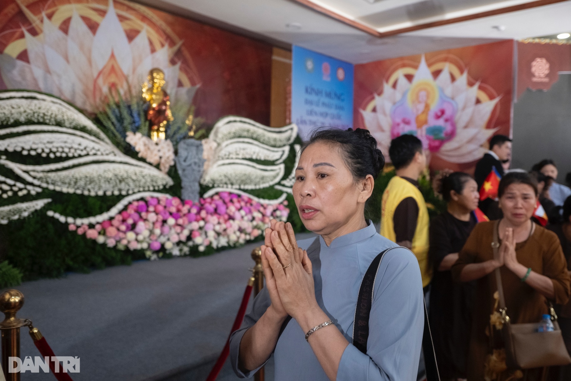 Phật tử xếp hàng dài xuyên đêm chờ chiêm bái xá lợi Đức Phật ở Hà Nội - 12 Phật tử xếp hàng dài xuyên đêm chờ chiêm bái xá lợi Đức Phật ở Hà Nội - 12