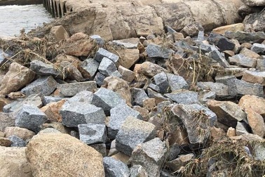 Mưa lũ cuốn trôi cầu, nhiều vùng bị cô lập