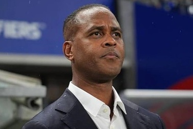 HLV Kluivert kiếm gần 60 tỷ đồng sau 10 tháng dẫn dắt đội tuyển Indonesia