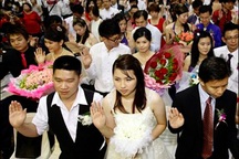 Đổ xô đám cưới trong ngày đẹp trước "tận thế"