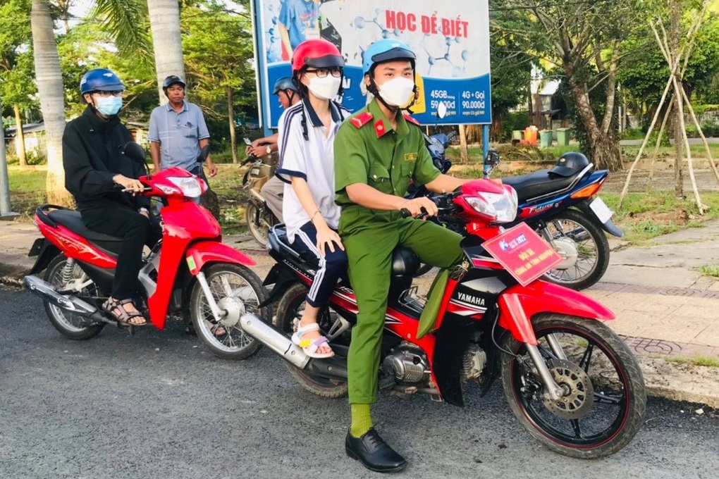 Sĩ tử hỏng xe, ngủ quên, đau chân, CSGT về tận nhà đón đến điểm thi - 5 Sĩ tử hỏng xe, ngủ quên, đau chân, CSGT về tận nhà đón đến điểm thi - 5