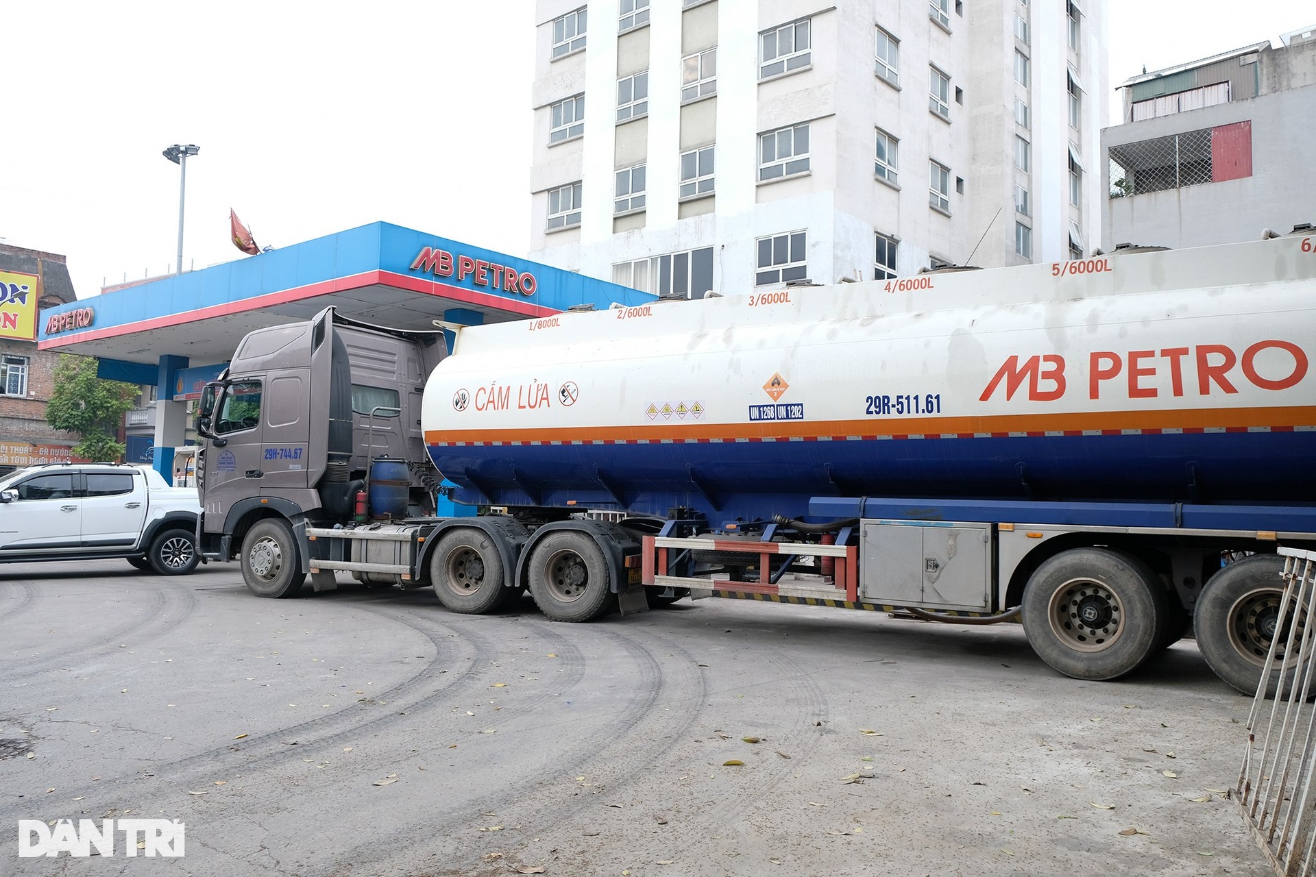 Mặc kệ giá xăng tăng, nhiều cây xăng ở Hà Nội vẫn đóng cửa im lìm - 7 Mặc kệ giá xăng tăng, nhiều cây xăng ở Hà Nội vẫn đóng cửa im lìm - 7