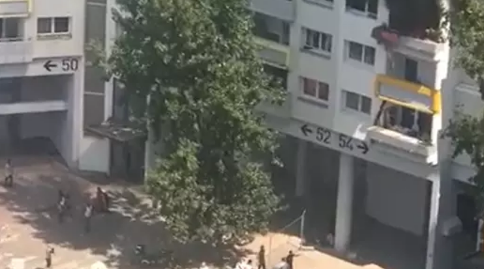 Đám đông tay không đỡ 2 đứa trẻ nhảy từ tầng 3 tòa nhà đang cháy - 1 Đám đông tay không đỡ 2 đứa trẻ nhảy từ tầng 3 tòa nhà đang cháy - 1