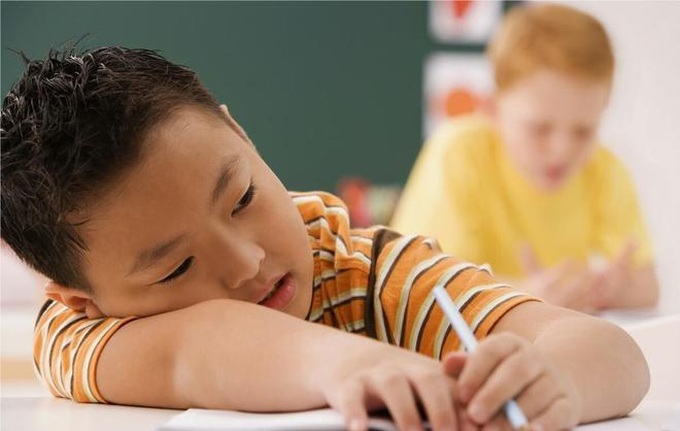 Các phát hiện cho thấy rằng cho trẻ nhiều kích thích nhận thức hơn khi còn nhỏ sẽ có nhiều khả năng đạt được thành tích học tập tốt hơn trong tương lai (Ảnh minh họa)