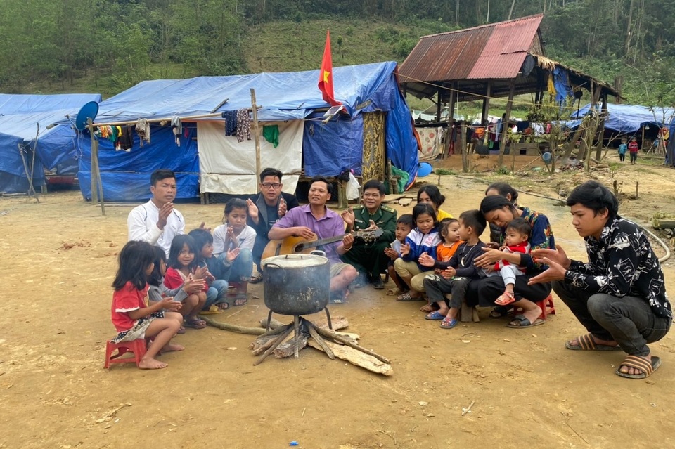 Tết đặc biệt nơi lán tạm của người dân vùng sạt lở đất - 9 Tết đặc biệt nơi lán tạm của người dân vùng sạt lở đất - 9