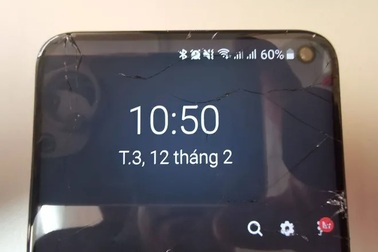 Một người Việt làm rơi vỡ màn hình Galaxy S10e trước ngày ra mắt