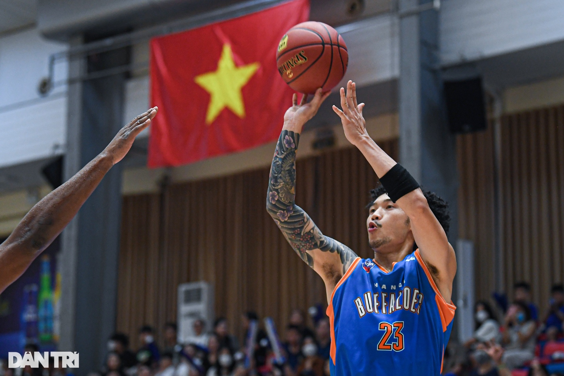 Ngôi sao tuyển Việt Nam tỏa sáng, Hanoi Buffaloes có chiến thắng ngược dòng - 9 Ngôi sao tuyển Việt Nam tỏa sáng, Hanoi Buffaloes có chiến thắng ngược dòng - 9