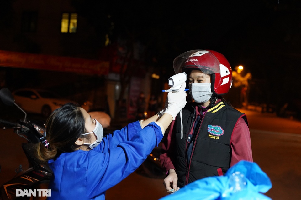 Nông dân ở khu cách ly tất bật chuyển rau củ qua rào sắt để bán trong đêm - 9 Nông dân ở khu cách ly tất bật chuyển rau củ qua rào sắt để bán trong đêm - 9