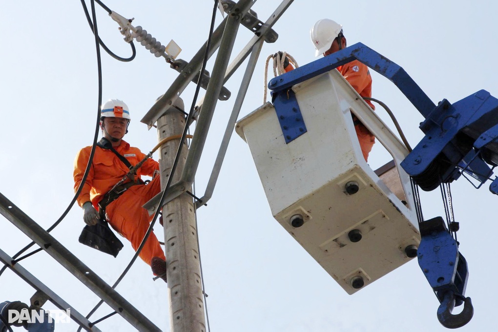 Giữa đống đổ nát, ngành điện lực chạy đua để đưa ánh sáng trở lại - 1 Giữa đống đổ nát, ngành điện lực chạy đua để đưa ánh sáng trở lại - 1