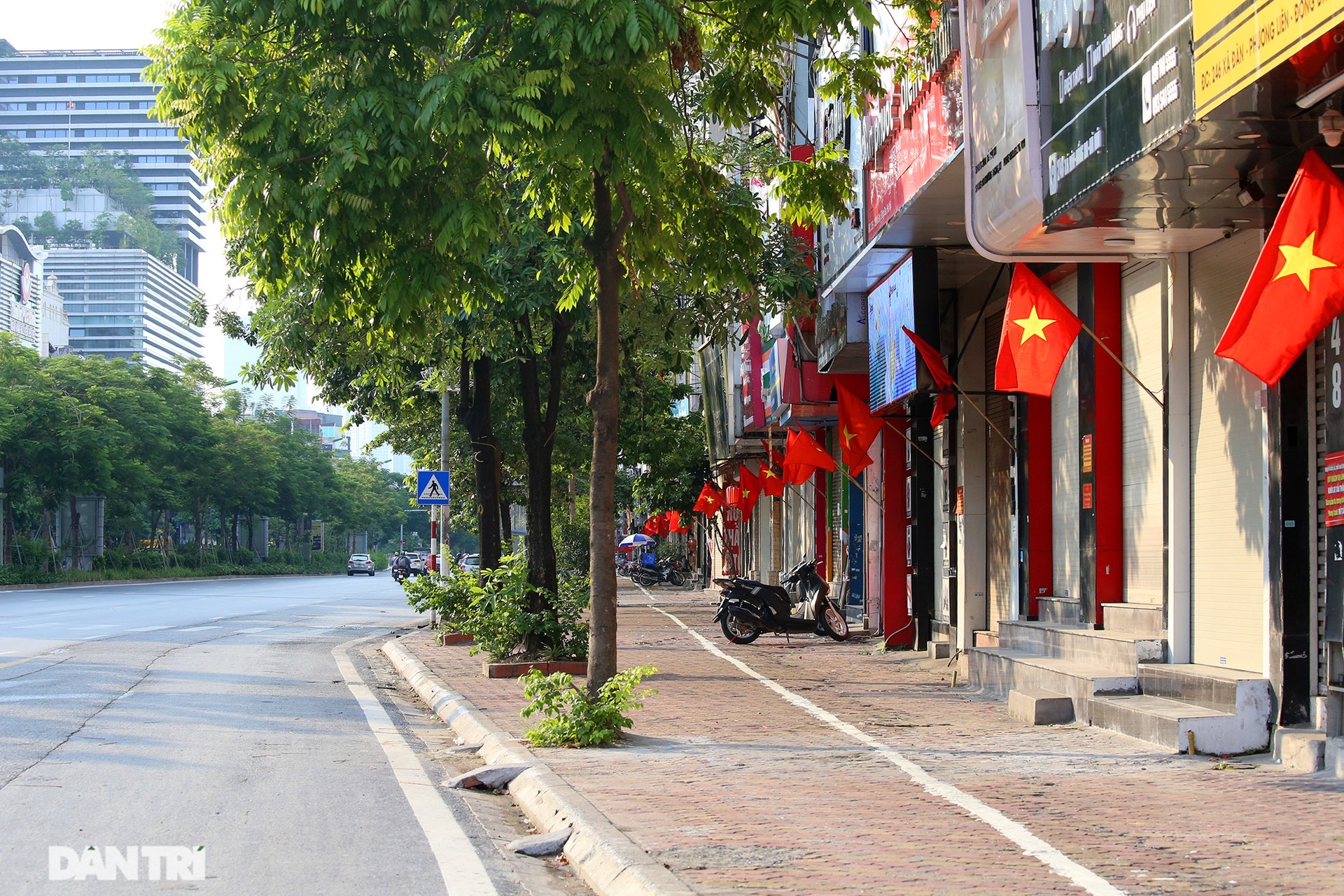 Quốc kỳ đỏ rực dịp kỷ niệm 2/9 trong thời điểm giãn cách xã hội - 2 Quốc kỳ đỏ rực dịp kỷ niệm 2/9 trong thời điểm giãn cách xã hội - 2