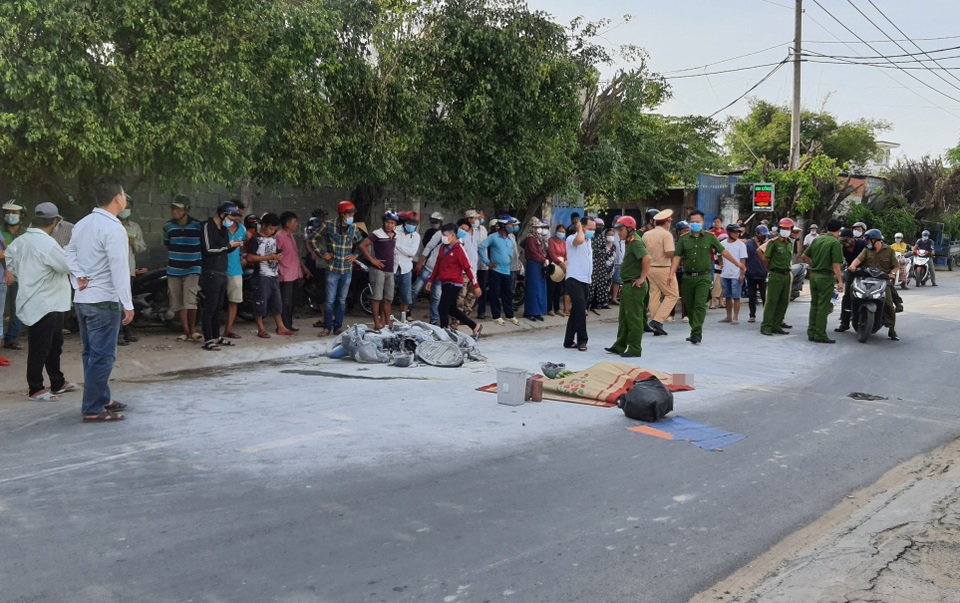 Công an truy đuổi xe bồn cán chết người đàn ông rồi bỏ chạy - 1 Công an truy đuổi xe bồn cán chết người đàn ông rồi bỏ chạy - 1