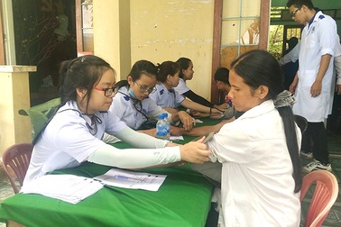 Quảng Ngãi:  Khám bệnh, cấp phát thuốc miễn phí cho người dân miền núi, hải đảo