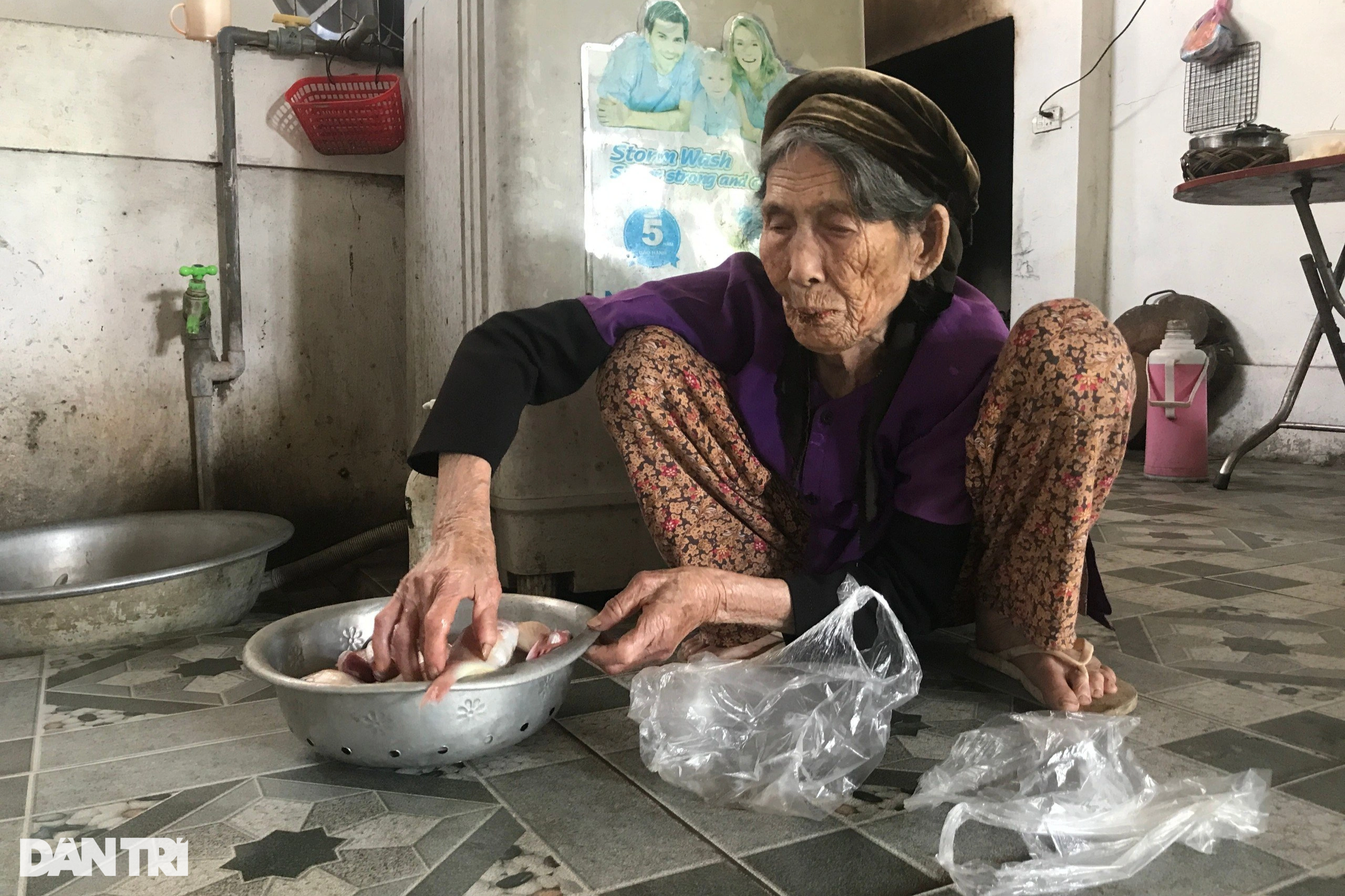 Làng trường thọ ở Nghệ An: Cụ bà 106 tuổi thái rau nuôi gà - 2 Làng trường thọ ở Nghệ An: Cụ bà 106 tuổi thái rau nuôi gà - 2