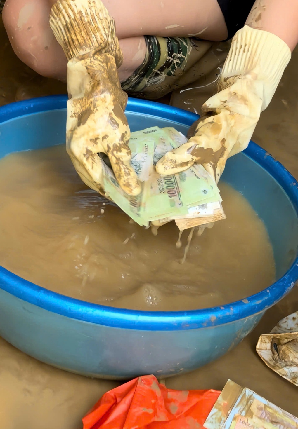 Phát hiện cọc tiền dưới bùn, cô gái Thái Nguyên đem rửa sạch hút triệu view - 2 Phát hiện cọc tiền dưới bùn, cô gái Thái Nguyên đem rửa sạch hút triệu view - 2