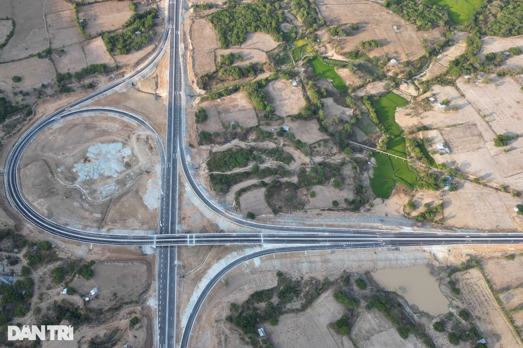 Cam Lam - Vinh Hao Expressway passing through wind power fields is about to open to traffic - 12