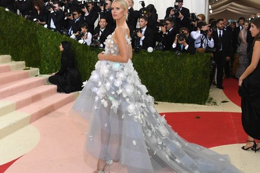 Hai chiếc váy đẹp mơ mộng trên thảm đỏ