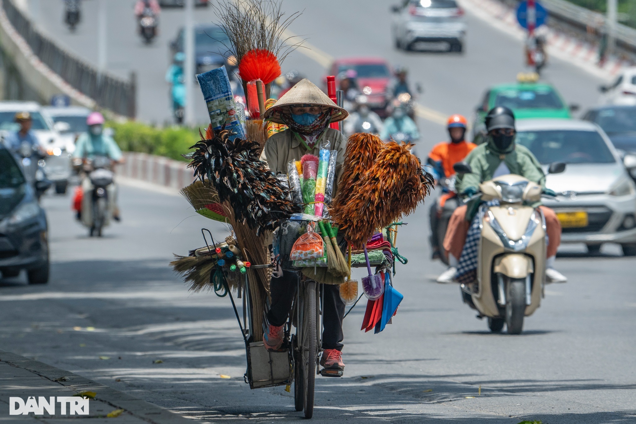 View - Đẫm mồ hôi mưu sinh dưới nắng nóng đỉnh điểm, nhiệt độ ngoài trời 50 độ C | Báo Dân trí