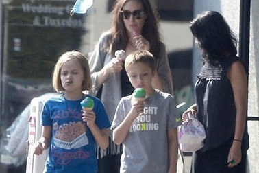 Angelina Jolie đưa các con đi mua sắm cho Halloween