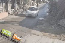 Một tình huống xe con bị tàu hỏa đâm khi băng qua đường sắt gây tranh cãi