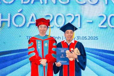 Nam sinh bật khóc nức nở trong lễ tốt nghiệp, lý do bất ngờ