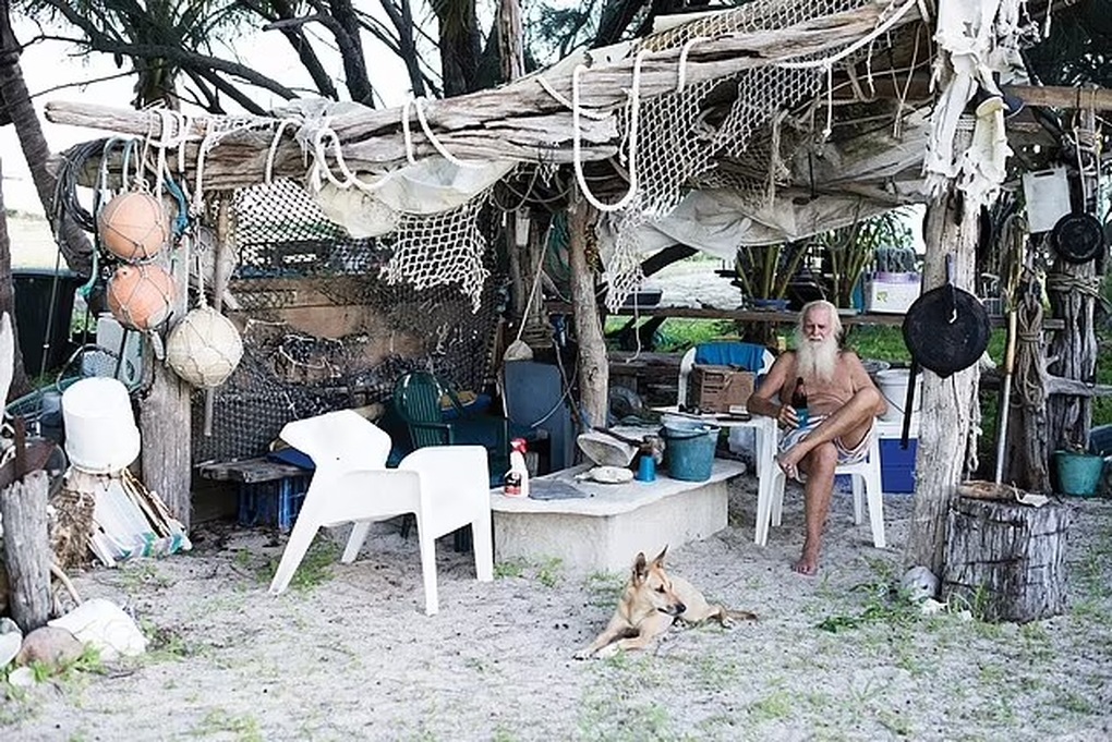 Hoàn cảnh đáng thương của triệu phú phá sản sống một mình trên hoang đảo - 4 Hoàn cảnh đáng thương của triệu phú phá sản sống một mình trên hoang đảo - 4