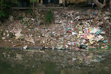 Cận cảnh “dòng sông đen” - Nhuệ giang