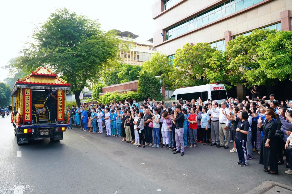 Y bác sĩ cầm hoa trắng trước viện tiễn biệt đồng nghiệp qua đời đột ngột - 5 Y bác sĩ cầm hoa trắng trước viện tiễn biệt đồng nghiệp qua đời đột ngột - 5