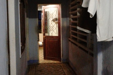 Ngáo đá cầm dao xông vào phòng trọ khống chế nữ sinh viên