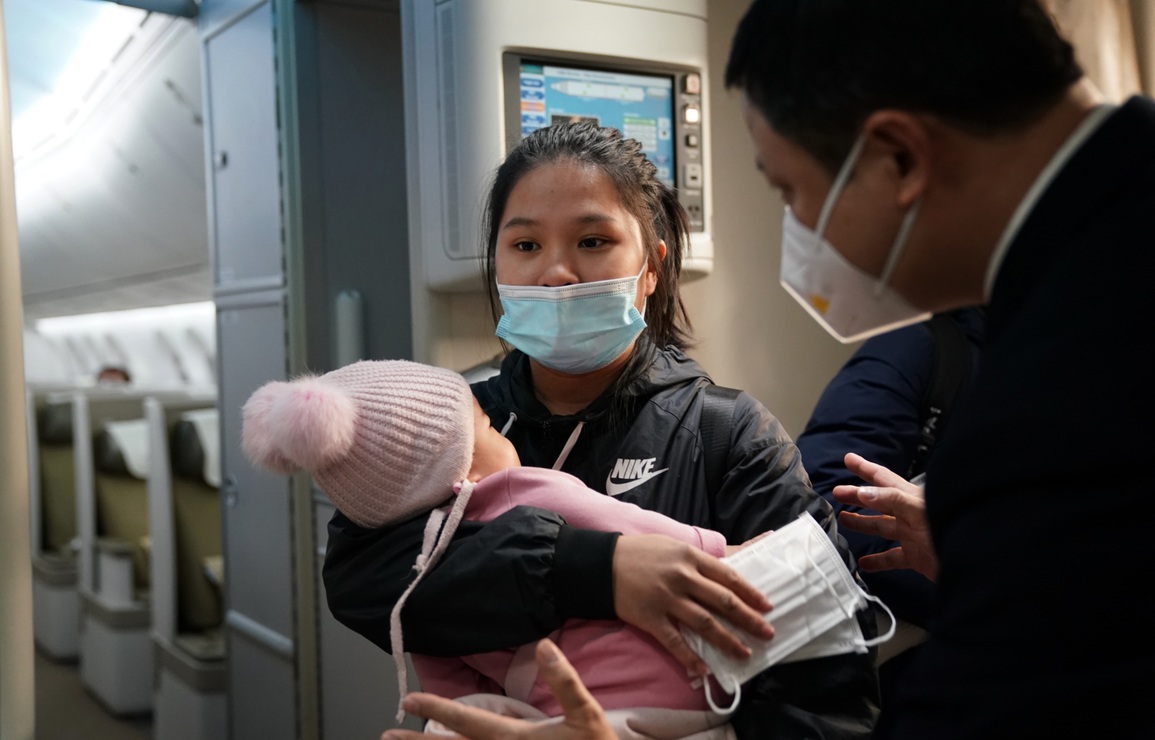 Hình ảnh những người Việt đầu tiên rời vùng chiến sự lên máy bay về nước - 4 Hình ảnh những người Việt đầu tiên rời vùng chiến sự lên máy bay về nước - 4